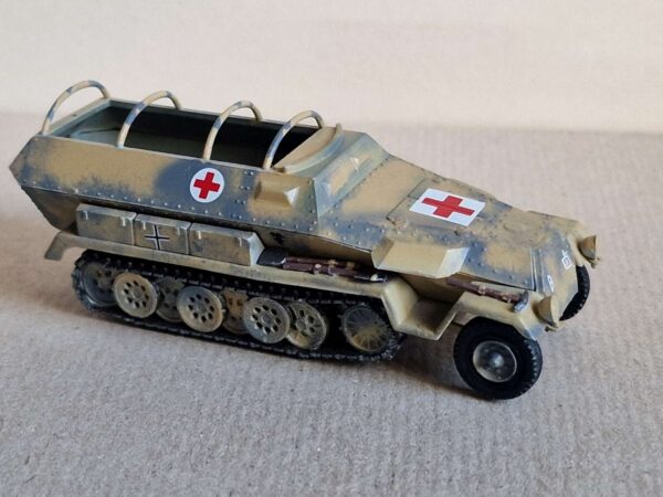 Italieri - Sd.Kfz.251/8 Ambulans - obrazek 15
