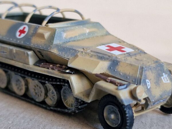 Italieri - Sd.Kfz.251/8 Ambulans - obrazek 2