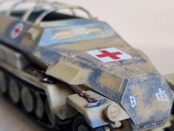 Italieri - Sd.Kfz.251/8 Ambulans - obrazek 3