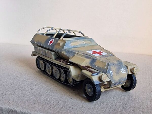 Italieri - Sd.Kfz.251/8 Ambulans - obrazek 4