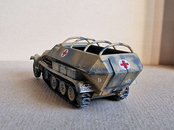 Italieri - Sd.Kfz.251/8 Ambulans - obrazek 6