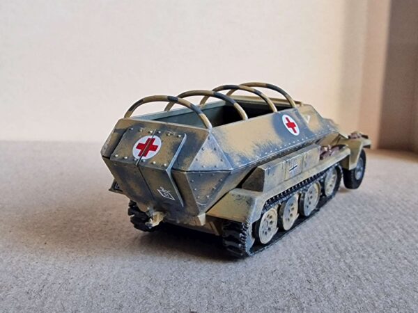 Italieri - Sd.Kfz.251/8 Ambulans - obrazek 7
