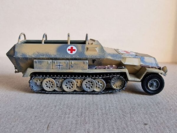 Italieri - Sd.Kfz.251/8 Ambulans - obrazek 8