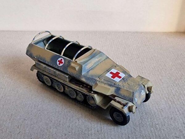 Italieri - Sd.Kfz.251/8 Ambulans - obrazek 10