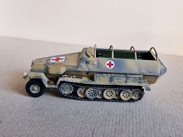 Italieri - Sd.Kfz.251/8 Ambulans - obrazek 12